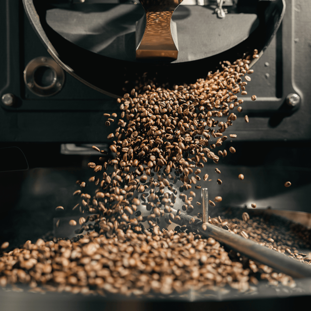 En kop friskbrygget kaffe lavet på en kaffemaskine ved siden af en pose mellemristede kaffebønner fra Colombia, som er ideelle til kaffemaskiner.