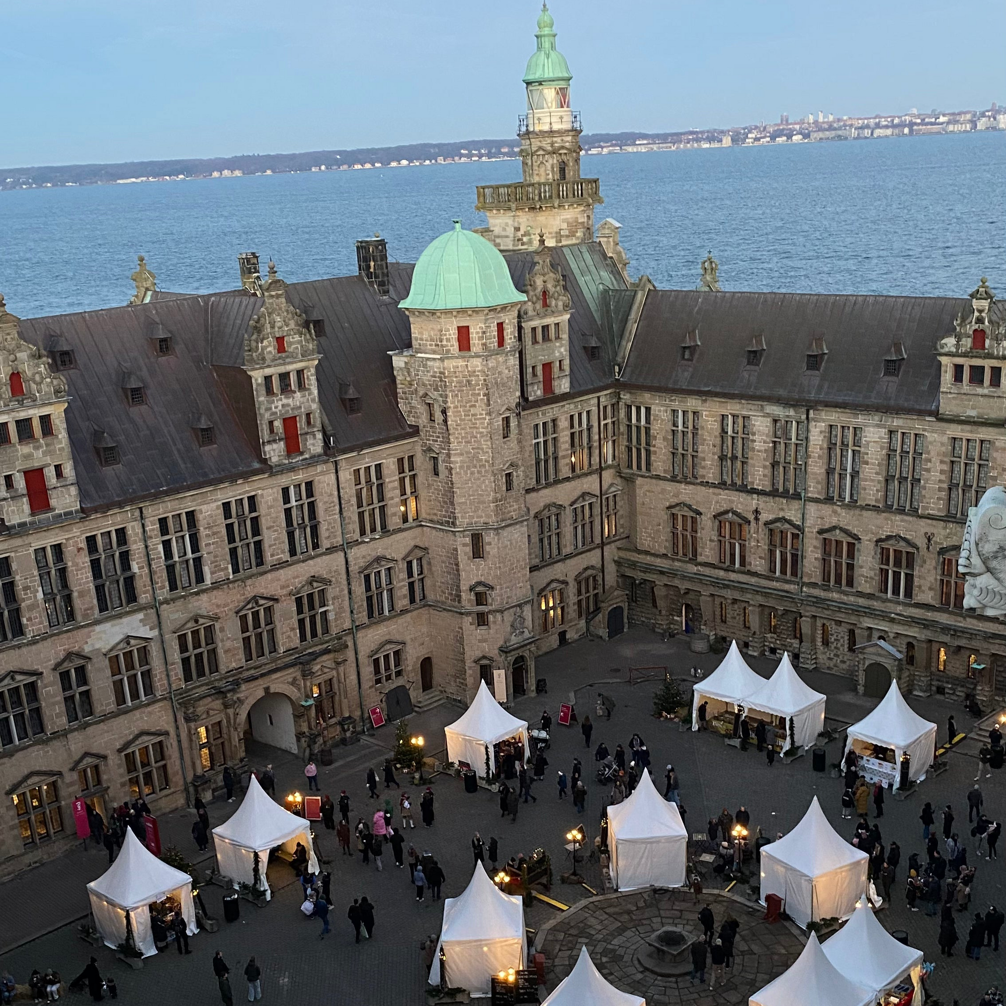 Stand med friskristet kaffe fra Copenhagen Coffee Dealers på julemarkedet ved Kronborg – med gløgg, kakao og Irish Coffee i historiske omgivelser.