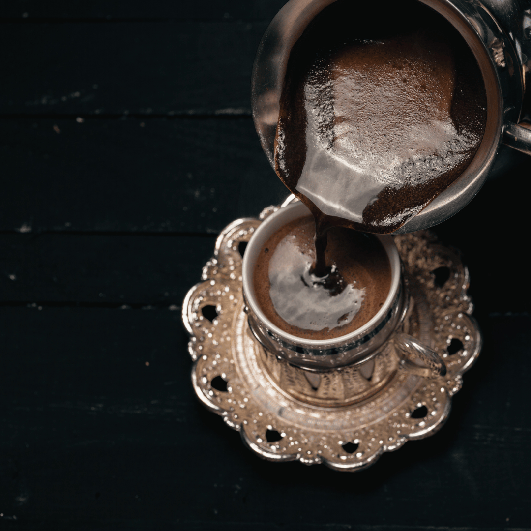 Ibrik kaffe lavet med mørkristede bønner fra Brasilien, brygget i en traditionel cezve.