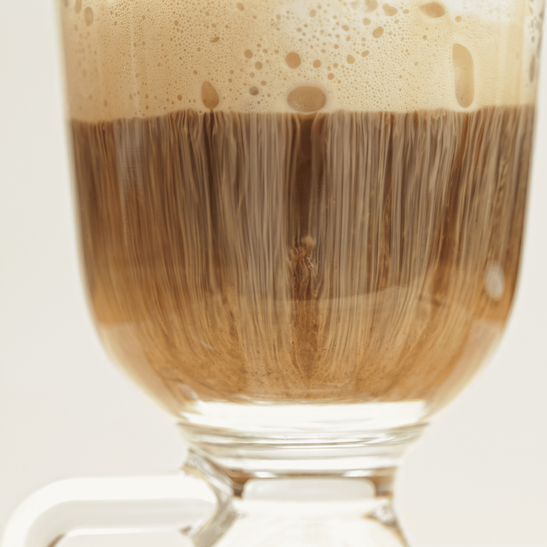 Irish Coffee med friskbrygget mørkristet kaffe fra Brasilien, letpisket flødeskum og irsk whiskey – en klassisk drink med noter af karamel og chokolade, perfekt til hyggelige aftener og festlige lejligheder.