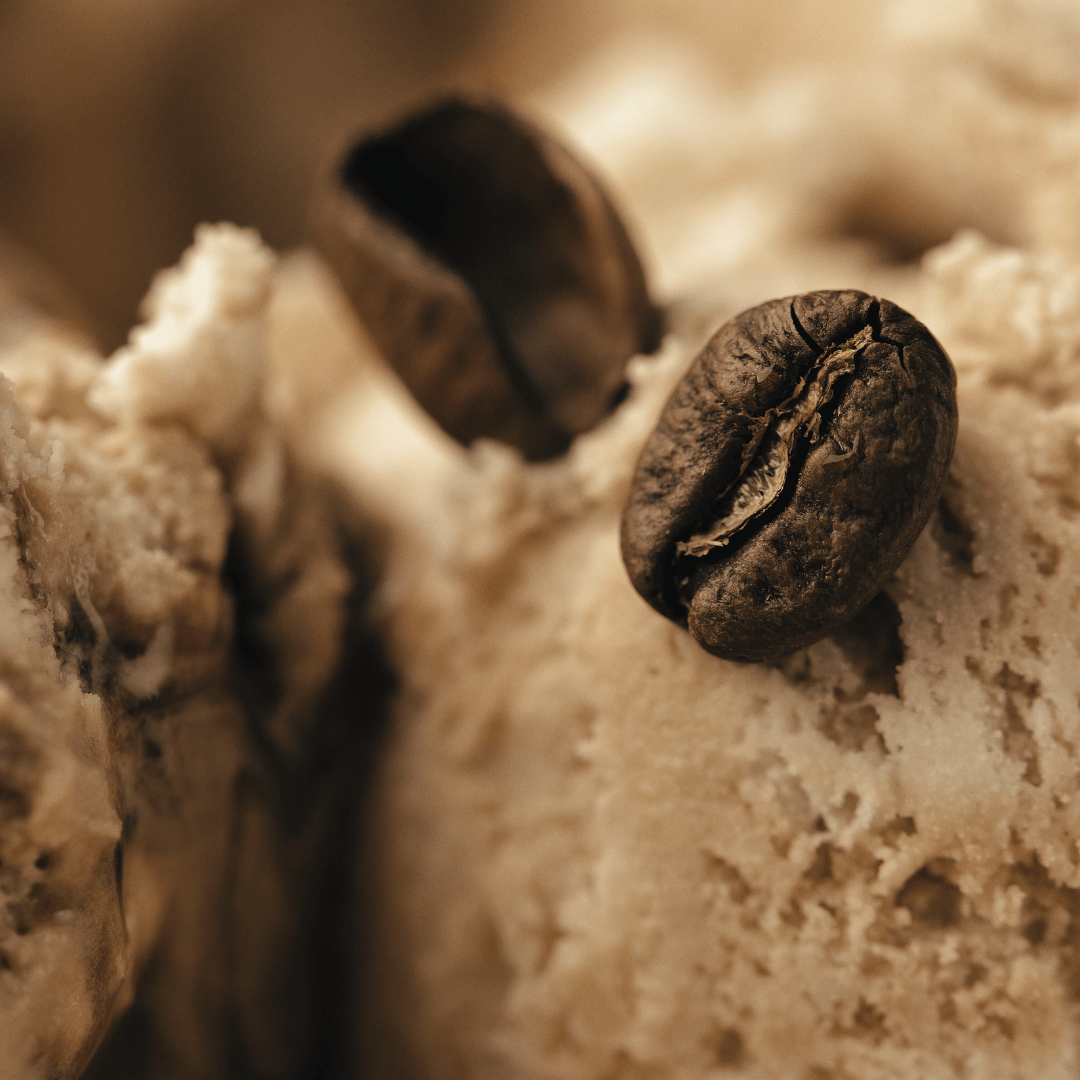 Is med kaffegrums - en forfriskende og unik dessertopskrift, der genanvender kaffegrums for at skabe en rig smag af kaffe.