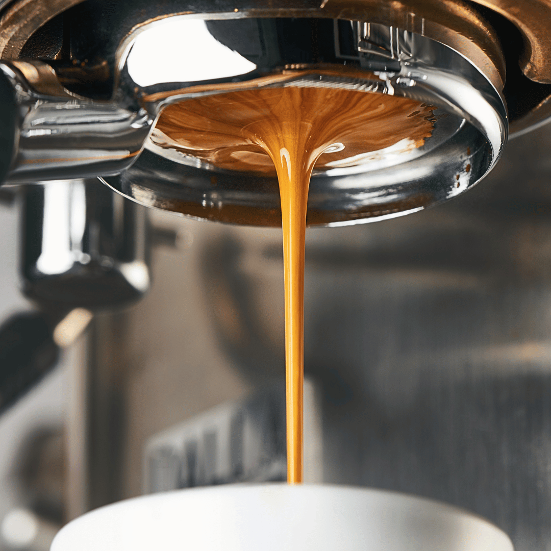 Italiensk kaffe: Traditionel espresso serveret i en lille kop, med friskristede bønner fra Colombia og Brasilien, og en guide til de fem M'er.