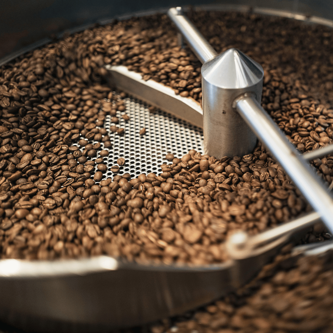 Friskristet kaffe fra vores kafferisteri, der sikrer maksimal smag og aroma, med varianter fra Tanzania, Rwanda, Colombia og Brasilien.