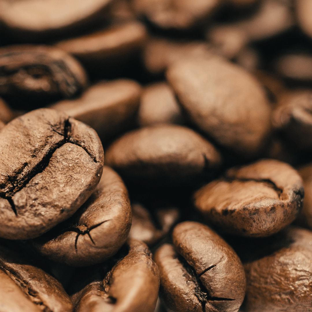 Krydderiagtige aromaer i kaffe med noter af kanel og kardemomme for en fyldig og kompleks smagsoplevelse.