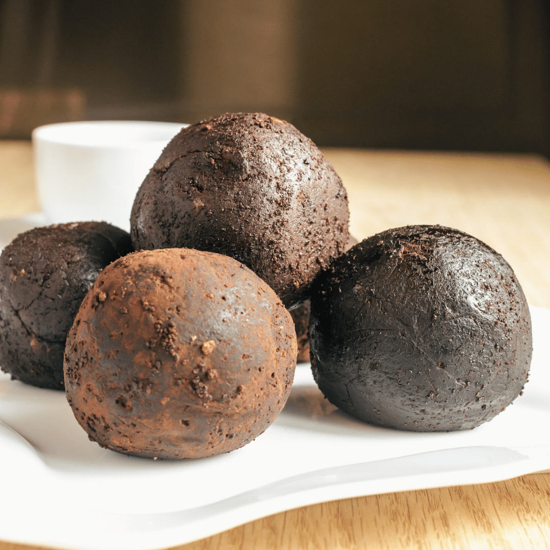 Lækre romkugler med et twist af kaffe lavet med friskbrygget mellemristet kaffe fra Colombia.