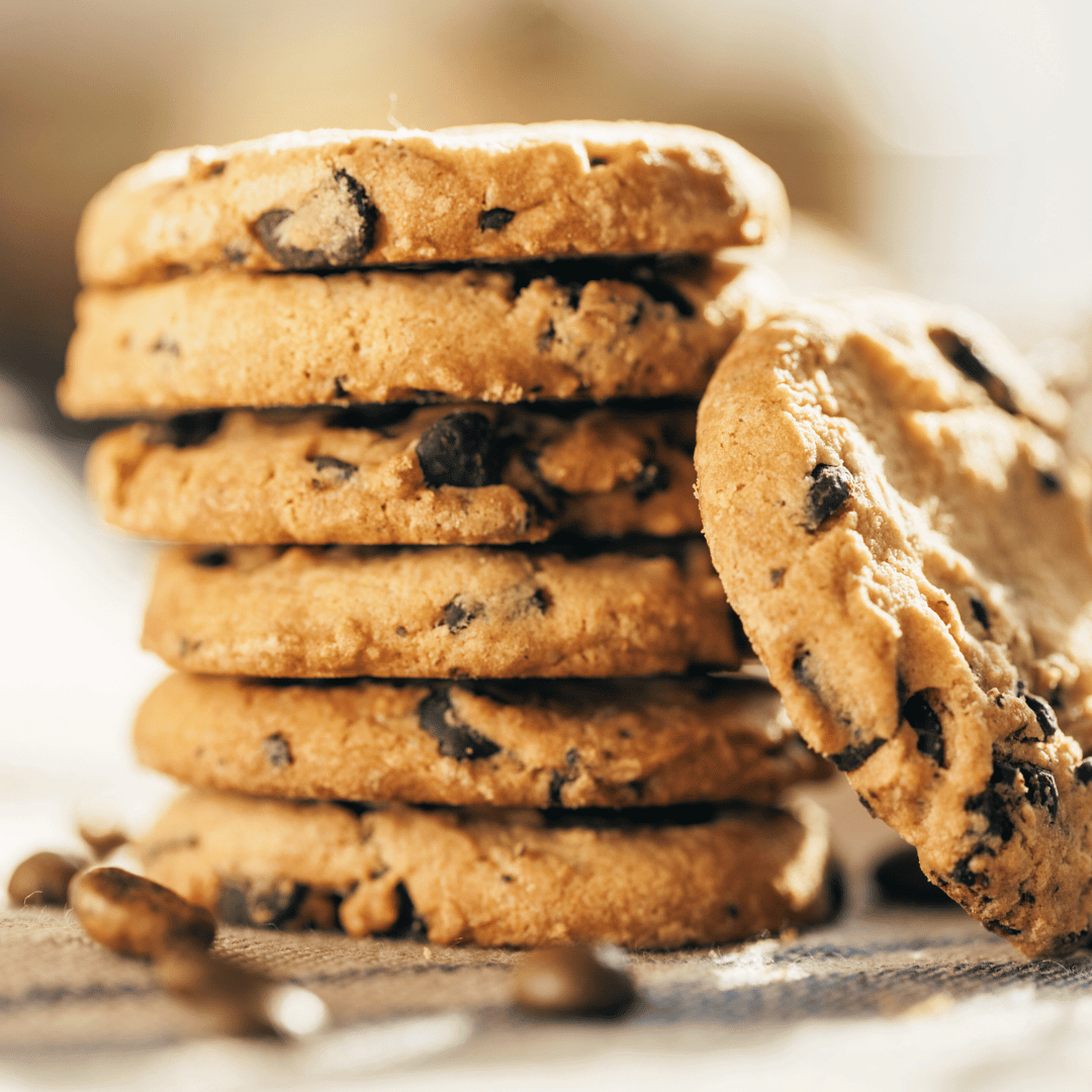 Lækre, sprøde cookies lavet med genanvendt kaffegrums, perfekt kombineret med chokolade og en bæredygtig twist – en velsmagende snack for kaffeelskere.