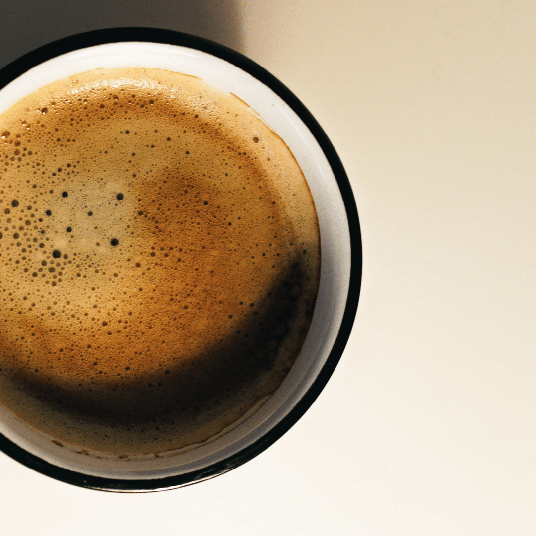 En kop lungo brygget med mellemristet kaffe fra Colombia, der fremhæver kaffens naturlige smagsnoter.