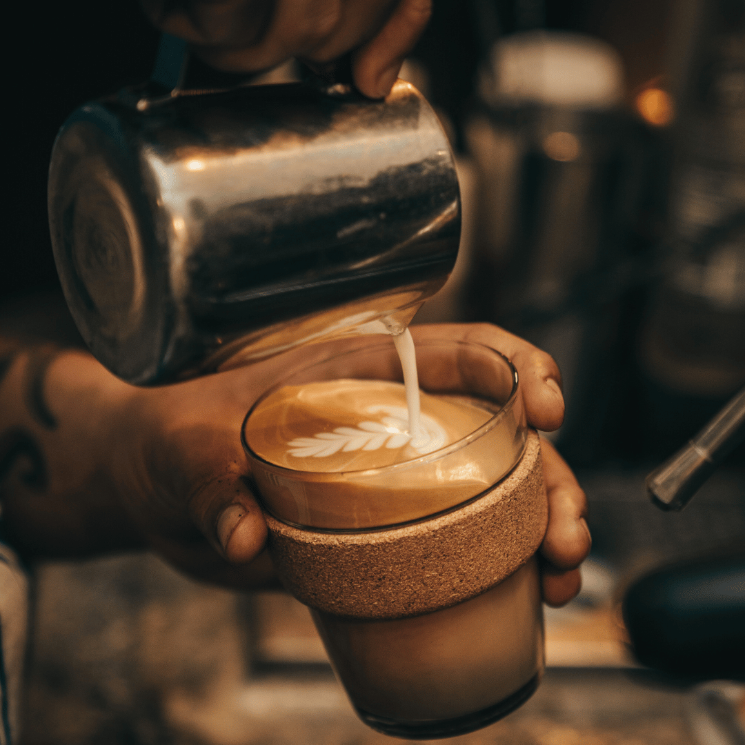 Nærbillede af en kop lysristet kaffe med florale aromaer, brygget med pour-over-metoden for en nuanceret og blomstrende smagsoplevelse.