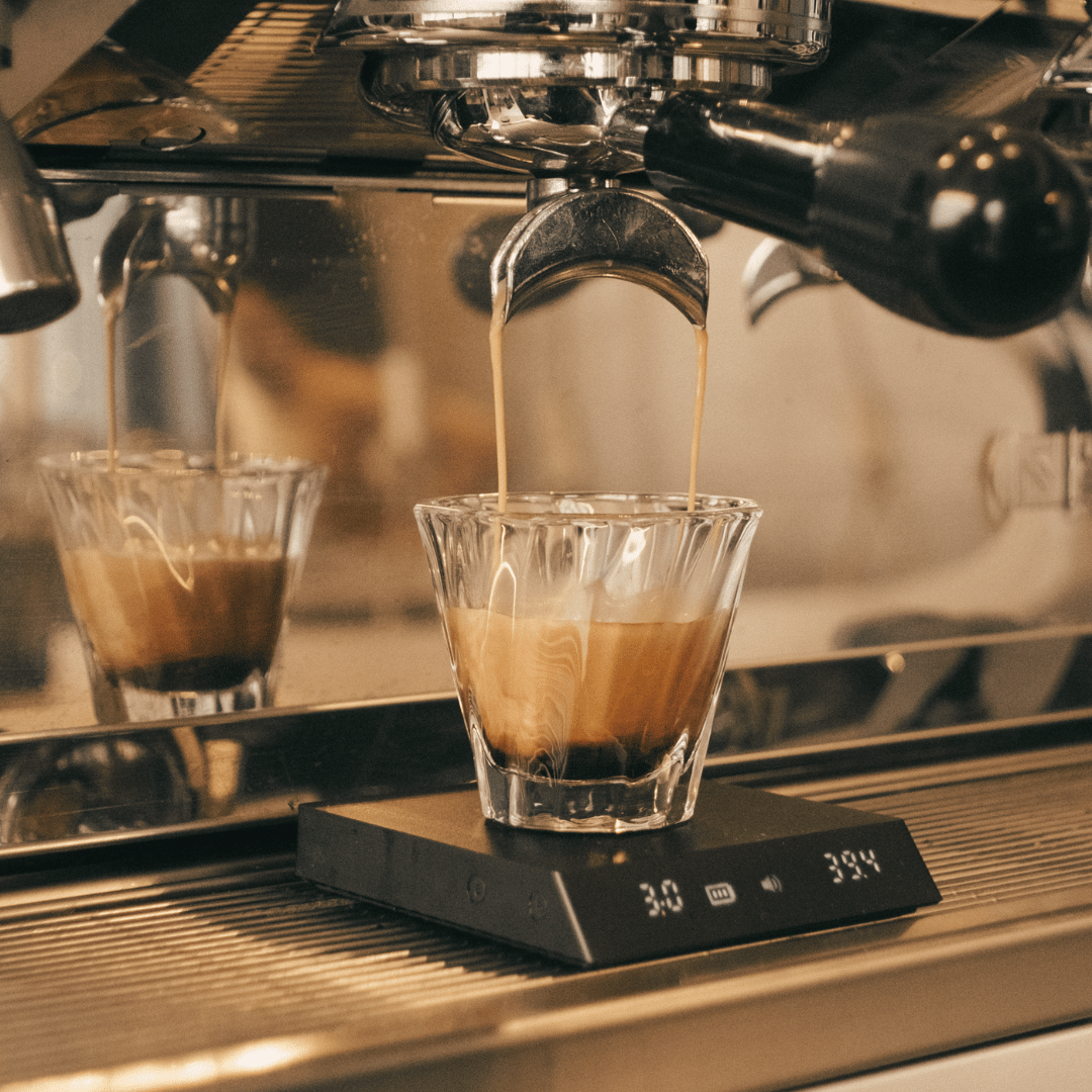 Nærbillede af en kop lysristet kaffe med frugtagtige aromaer, brygget med pour-over-metoden for en klar og kompleks smagsoplevelse.