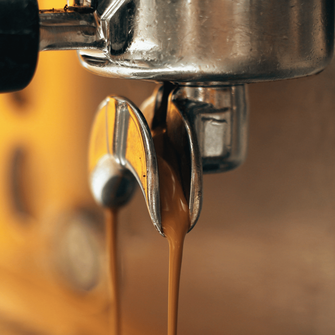 Perfekt brygget kaffe viser gennemløbstidens betydning for smagen, her illustreret med et pour-over setup for optimal ekstraktion.
