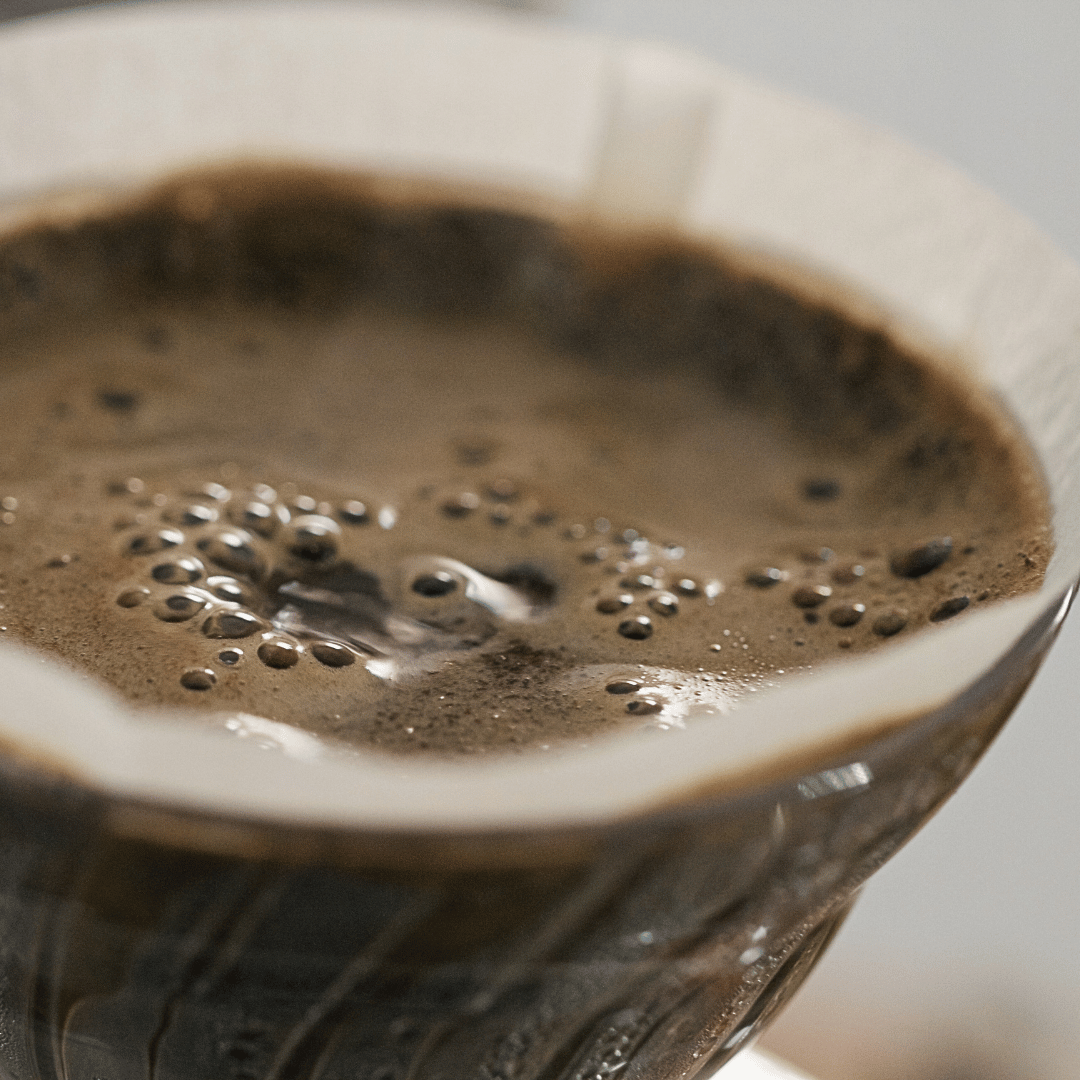 Håndbrygget pour over kaffe lavet med lysristede bønner fra Tanzania, brygget i en pour over kande med præcis hældeteknik.