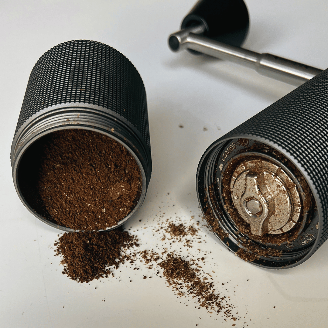 Oplev Timemore Chestnut C2 håndkværn – den perfekte løsning til kaffeelskere på farten. Lær, hvordan du bruger denne højkvalitets håndkværn, og hvorfor den er ideel til præcis maling af kaffebønner. Bestil nu og nyd friskmalet kaffe uanset hvor du er.