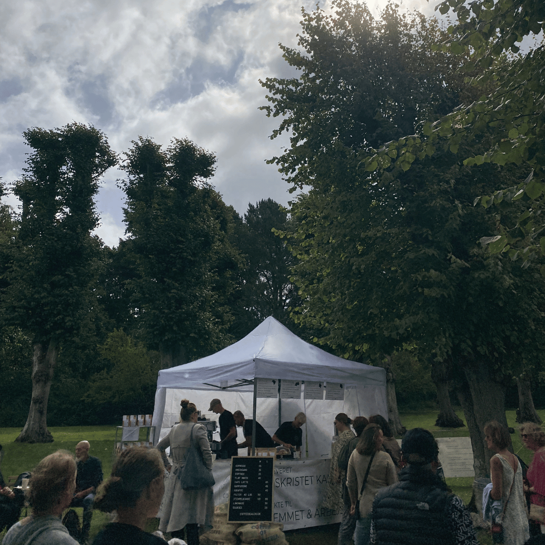 Barista brygger friskristet kaffe ved et event, leverer 100-150 kopper i timen.