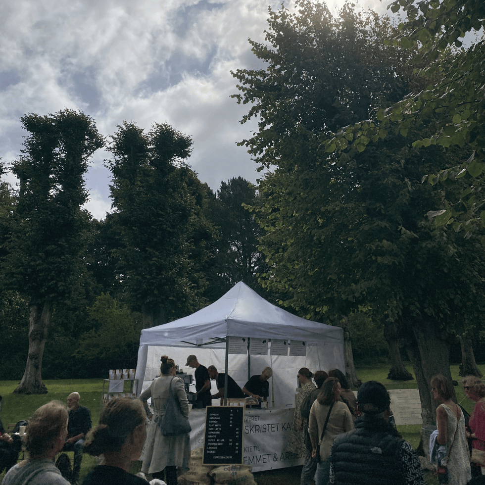 Barista brygger friskristet kaffe ved et event, leverer 100-150 kopper i timen.