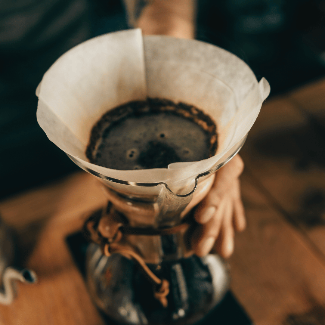 Bedste kaffebønner til filterkaffe fra Copenhagen Coffee Dealers – friskristede bønner med balancerede noter af frugt og karamel, perfekt til pour-over og filtermaskiner.