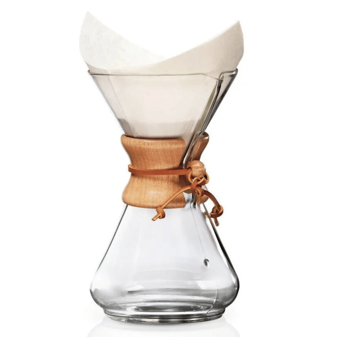 Bryg ren og velafbalanceret pour-over kaffe med Chemex Classic kaffebrygger. Tidløst design i glas, der sikrer optimal ekstraktion og smag. Bestil nu!