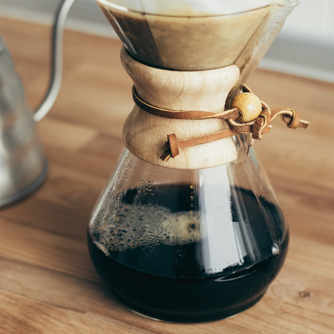 Chemex kaffebrygger med specialkaffe og papirfiltre – den perfekte Mors Dag gave til kaffeelskere.