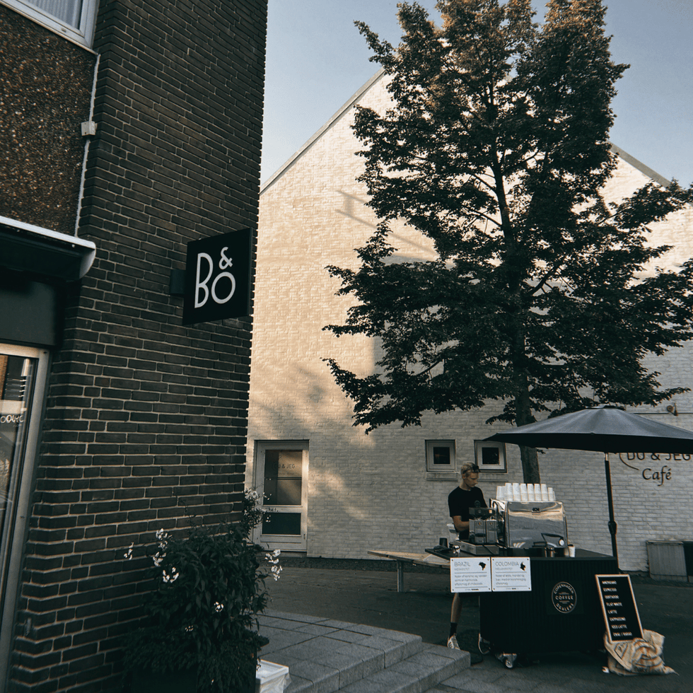 Fire unikke kaffebønner, fra fyldige espressoblends til frugtige filterkaffer, serveret ved events.