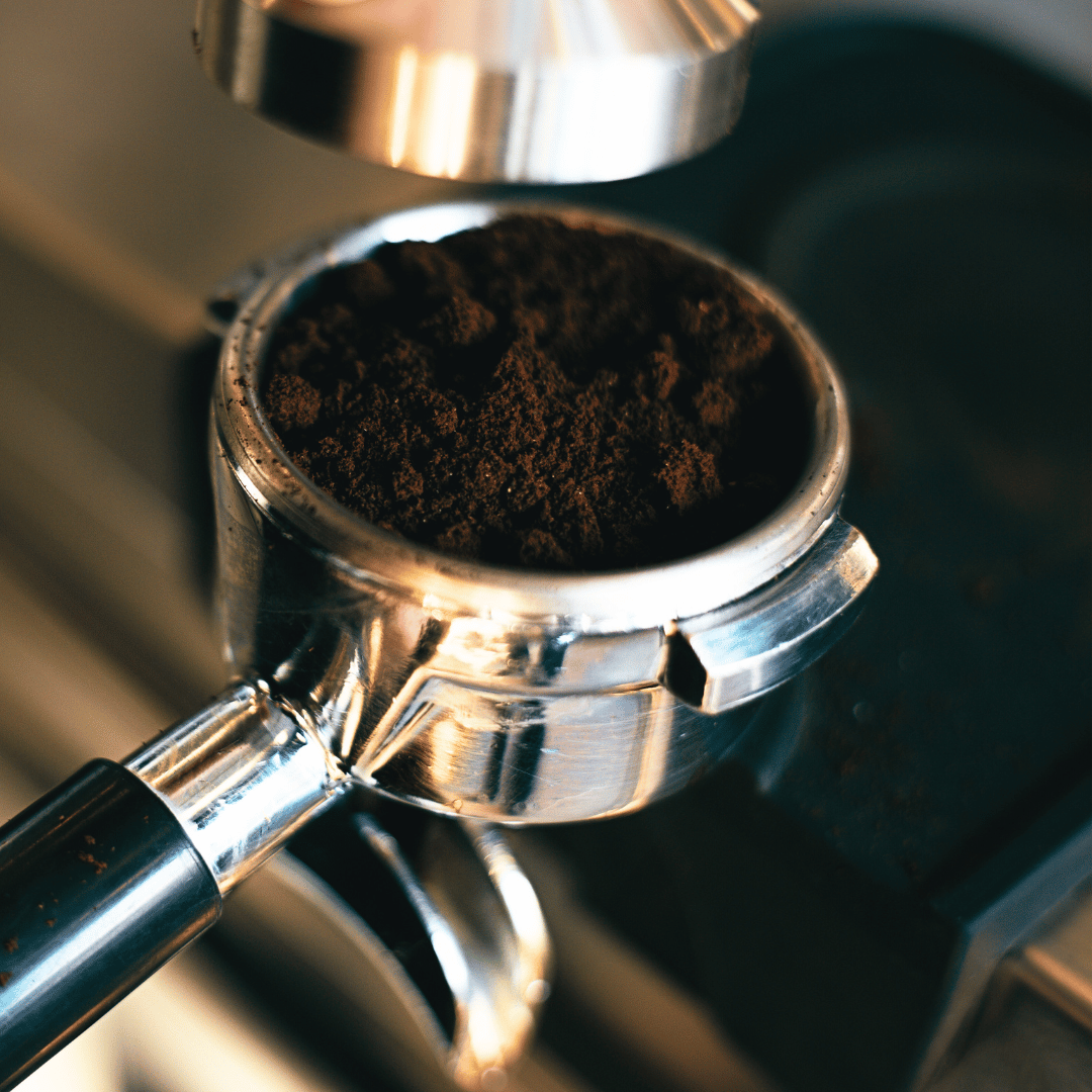 Friskmalet kaffe fra Copenhagen Coffee Dealers – friskristede bønner malet til din foretrukne bryggemetode og leveret direkte til døren for optimal smag.