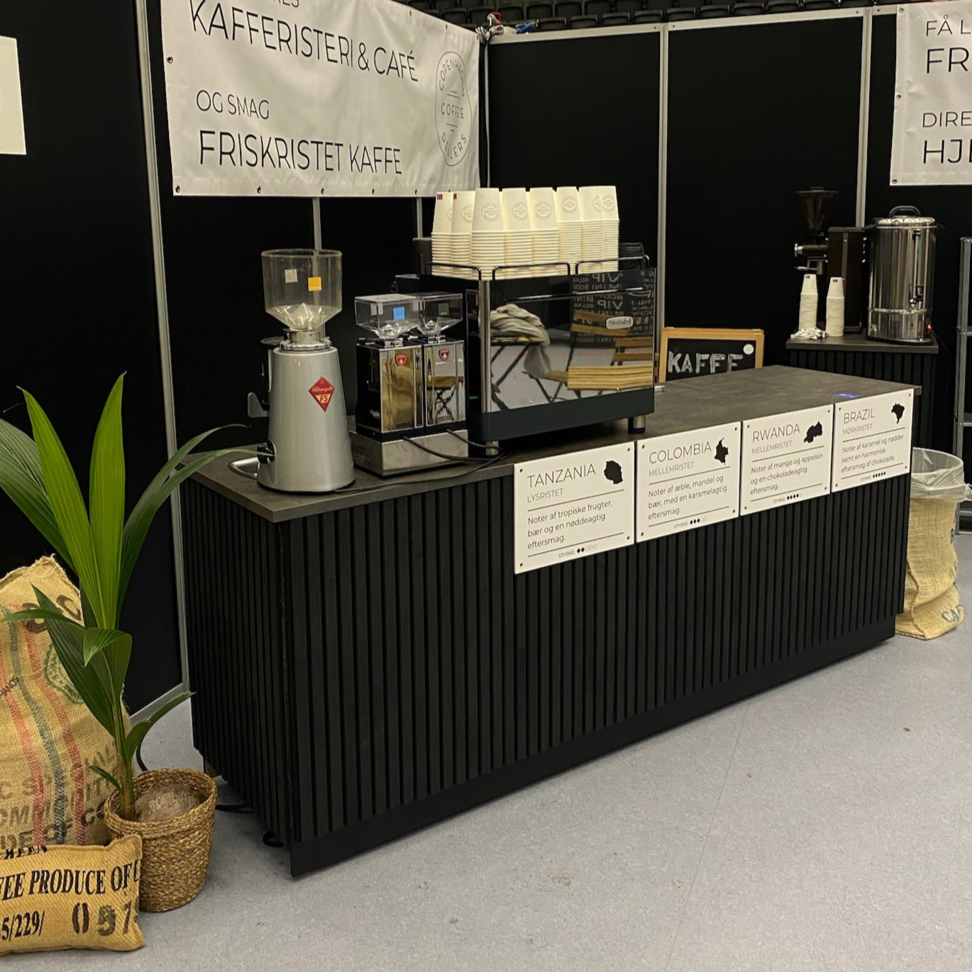 Friskristede kaffebønner præsenteret som en del af et event kaffekoncept.