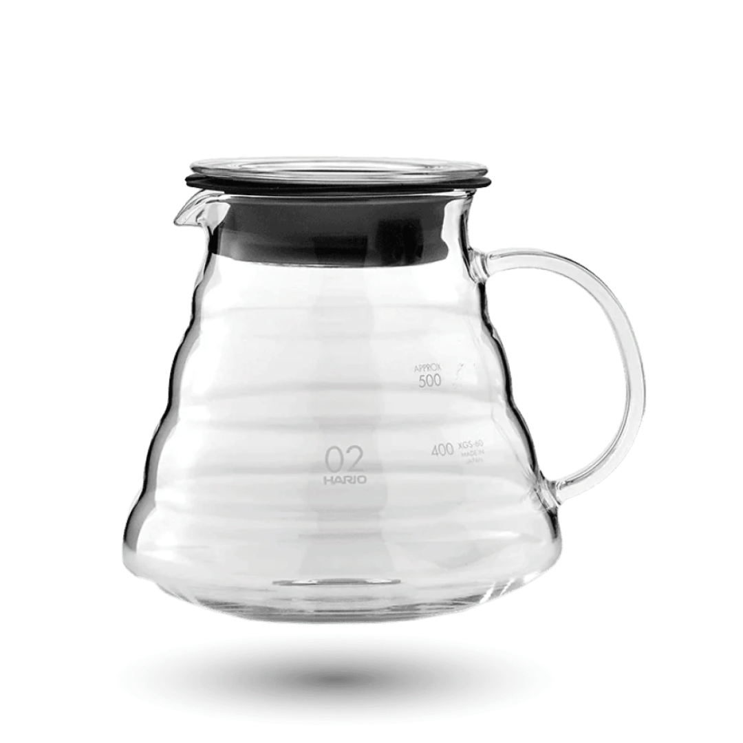 Bryg og server din pour-over kaffe med Hario V60 kande. Lavet i varmebestandigt glas for optimal smag og præcis brygning. Perfekt til kaffeelskere. Bestil nu!