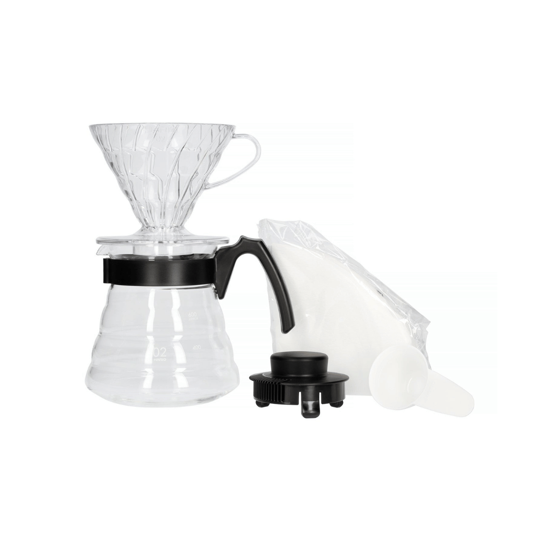 Hario V60 sæt med tragt, glas serveringskande og filtre – perfekt til at brygge pour-over kaffe i baristakvalitet derhjemme.