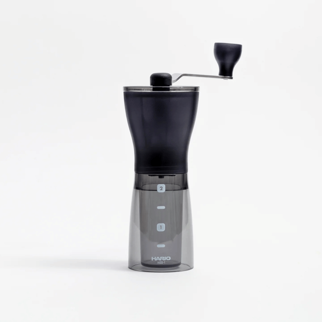 Få fuld kontrol over din kaffebrygning med en Hario håndkværn. Justerbar kværn, keramiske grater og kompakt design – perfekt til pour-over og espresso. Bestil nu!