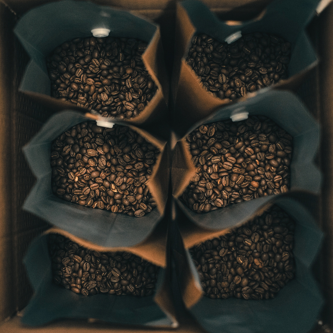 Kaffeabonnement med friskristede bønner fra Copenhagen Coffee Dealers – leveret inden for 24 timer, tilpasset dine behov for optimal smag og friskhed.