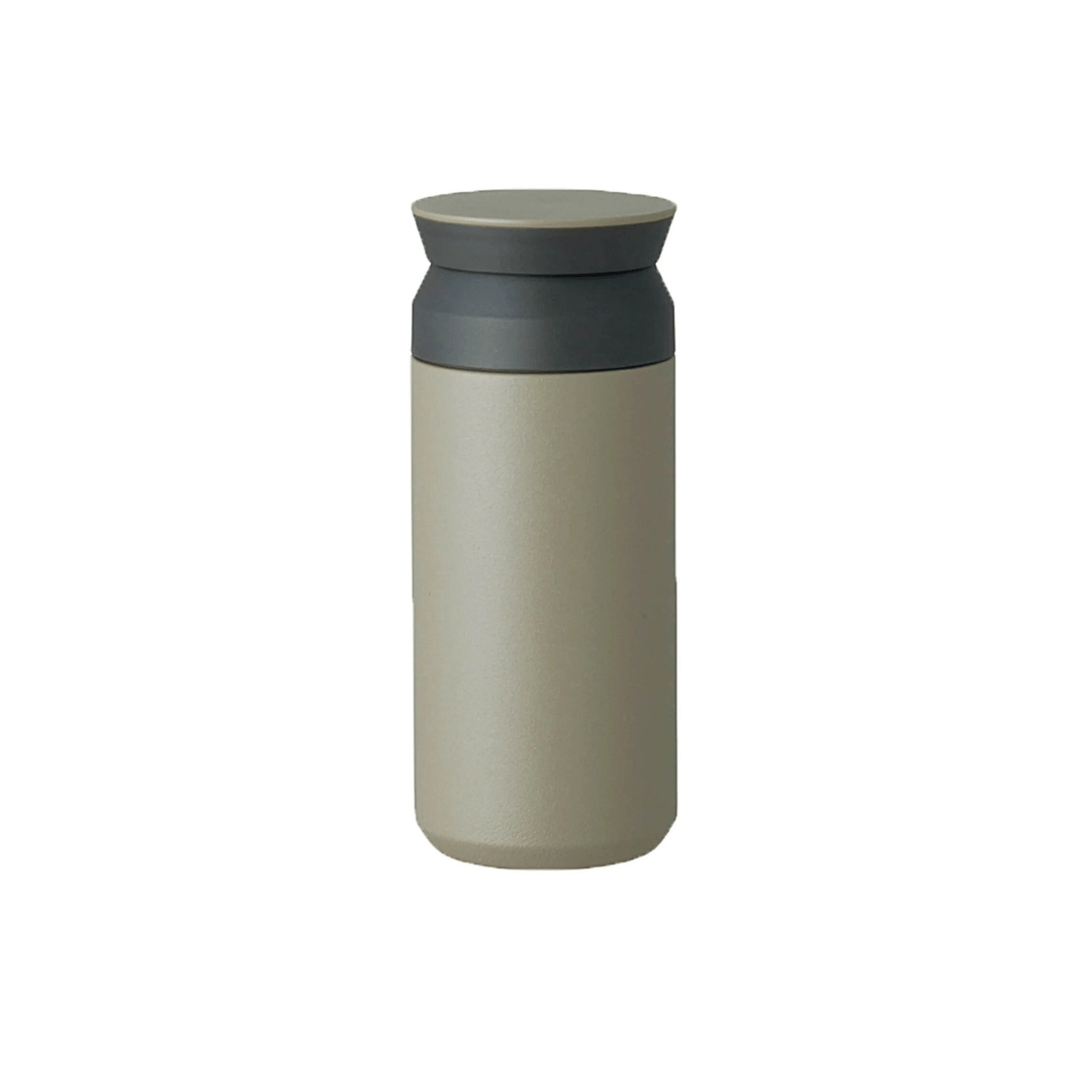 Kinto Termokop 350 ml i khaki – stilren og vakuumisoleret termokop, der holder dine drikke varme eller kolde i timevis. Perfekt til kaffe og te på farten.