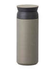 Kinto Termokop 500 ml i khaki – stilren og vakuumisoleret termokop, der holder dine drikke varme eller kolde i timevis. Perfekt til kaffe og te på farten.