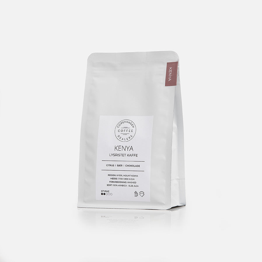 Lysristet Kenya AA-Plus kaffe i 250g pose – specialkaffe med frugtige noter af solbær, citrusfrugter og en let chokoladeagtig eftersmag. Ideel til filterbrygning.