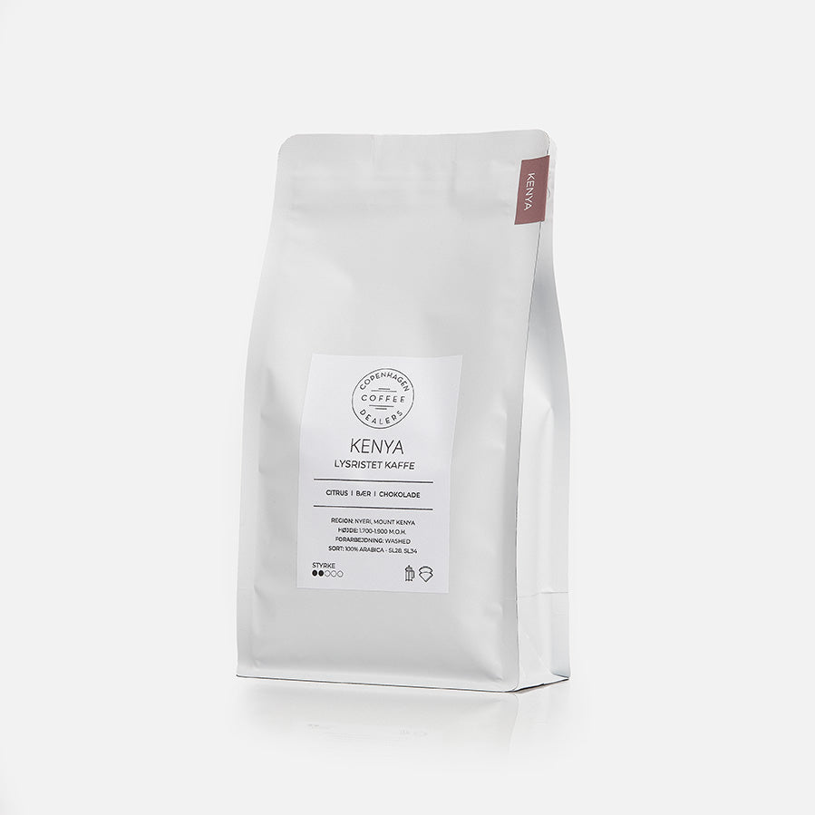 Lysristet Kenya AA-Plus kaffe 500g – en fyldig og kompleks specialkaffe med balanceret syrlighed og smagsnoter af solbær, citrusfrugter og røde bær.