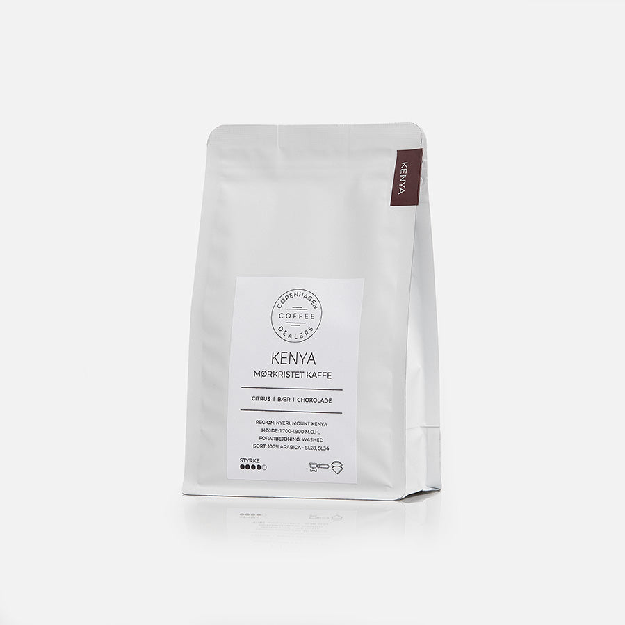 Mørkristet Kenya AA-Plus kaffe i 250g. En fyldig og intens kaffe med dybe noter af solbær og mørk chokolade, afrundet med en balanceret vinøs eftersmag.