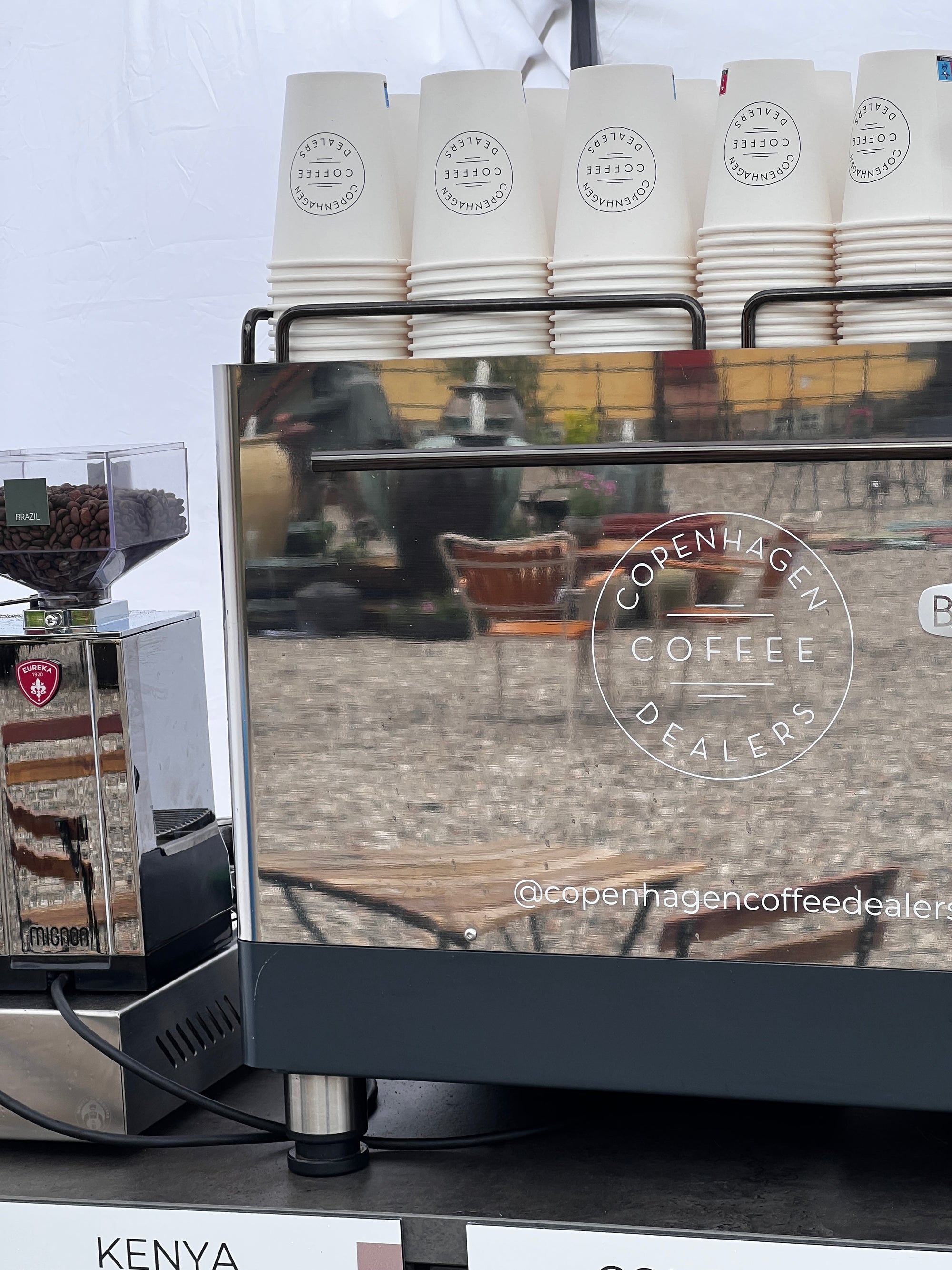 Gør jeres bryllupsdag endnu mere mindeværdig med en mobil kaffebar fra Copenhagen Coffee Dealers. Vores løsning kombinerer friskristet kaffe, professionel baristaservice og æstetisk opsætning, der passer perfekt ind i stemningen på jeres store dag.