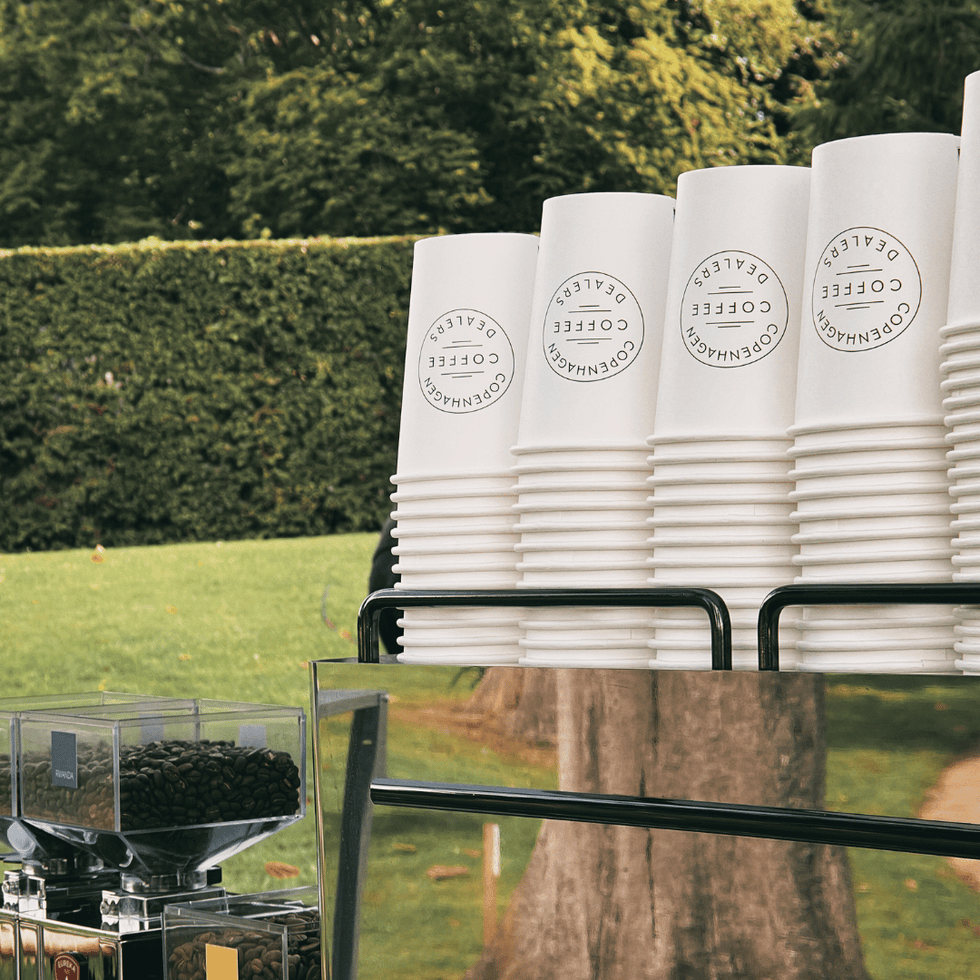 Mobil kaffebar ved et stort event, serverer friskbrygget kaffe til mange gæster uden ventetid.