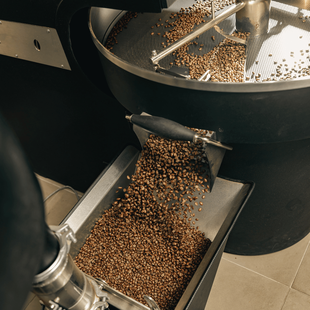 Nyristede kaffebønner fra Copenhagen Coffee Dealers – friskristet kaffe leveret inden for 24 timer for optimal smag og aroma.