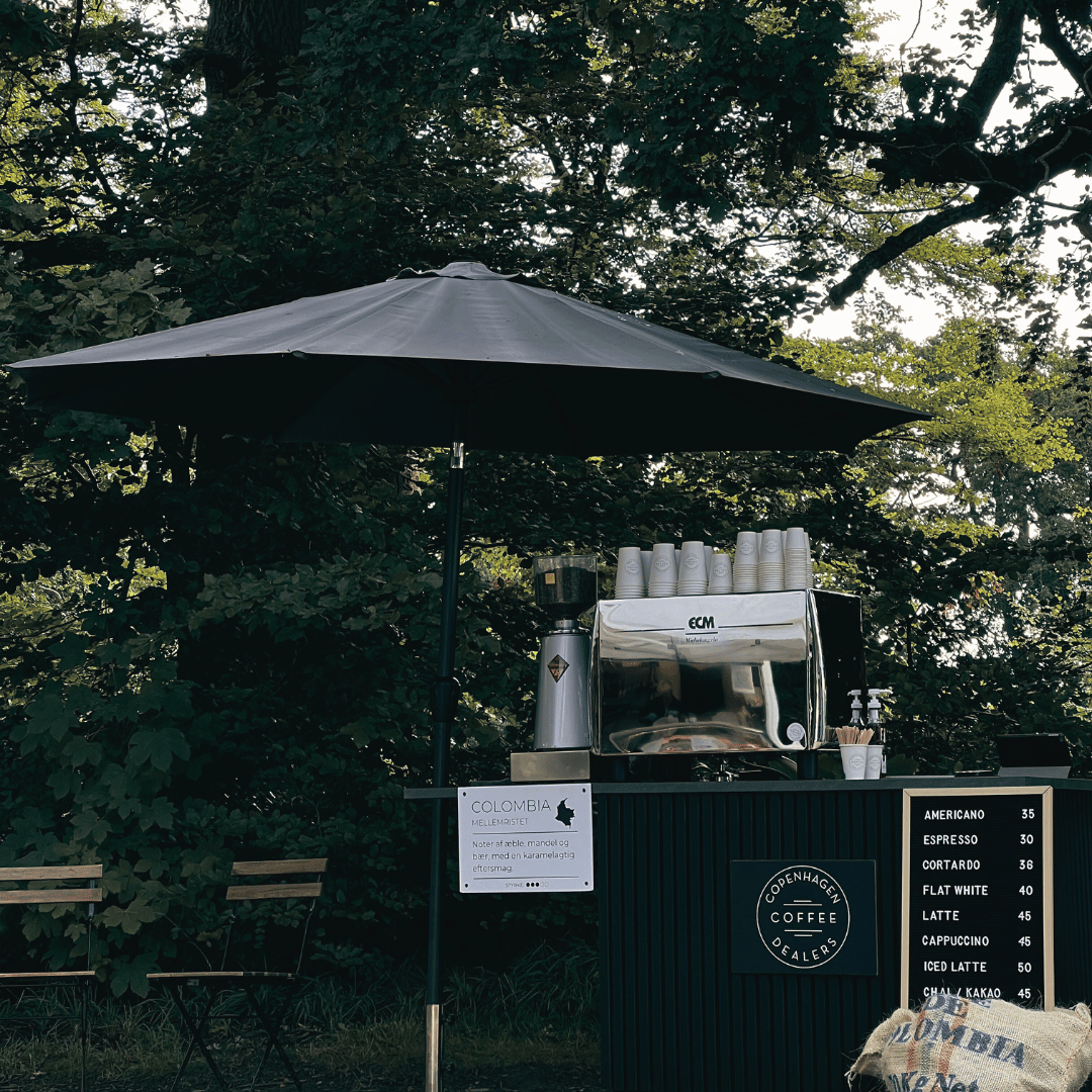 Professionel kaffemaskine brygger friskristet kaffe til firmafester, messer og private arrangementer.