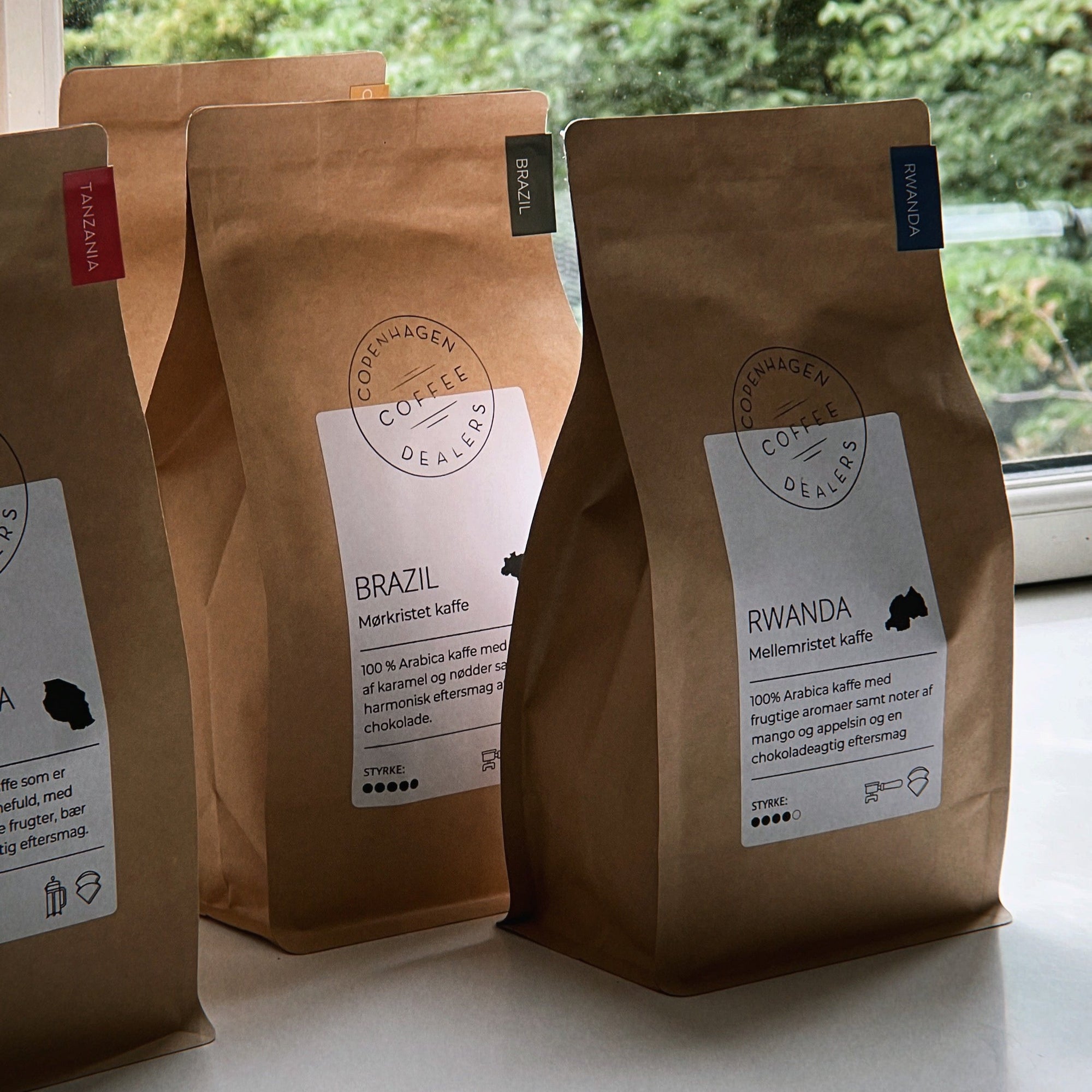 Smagspakke med friskristet kaffe fra Copenhagen Coffee Dealers – udforsk unikke smagsnuancer med bønner fra verdens bedste kafferegioner.