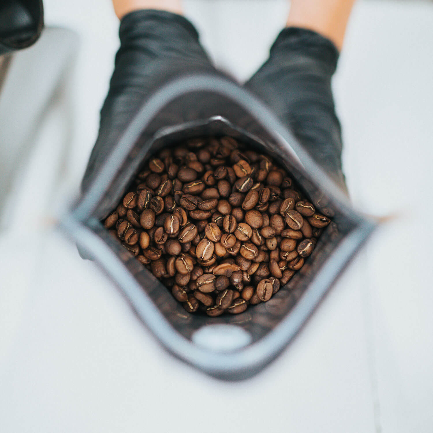 Oplev den unikke aroma og smagsdybde med Copenhagen Coffee Dealers' friskristet kaffe, en hyldest til kvalitet og bæredygtighed